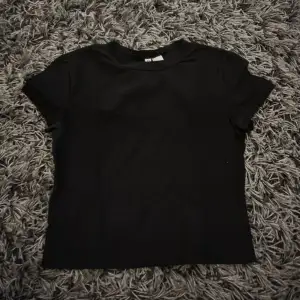 Lite kortare svart t-shirt från HM i storlek M. Perfekt nu till sommaren 
