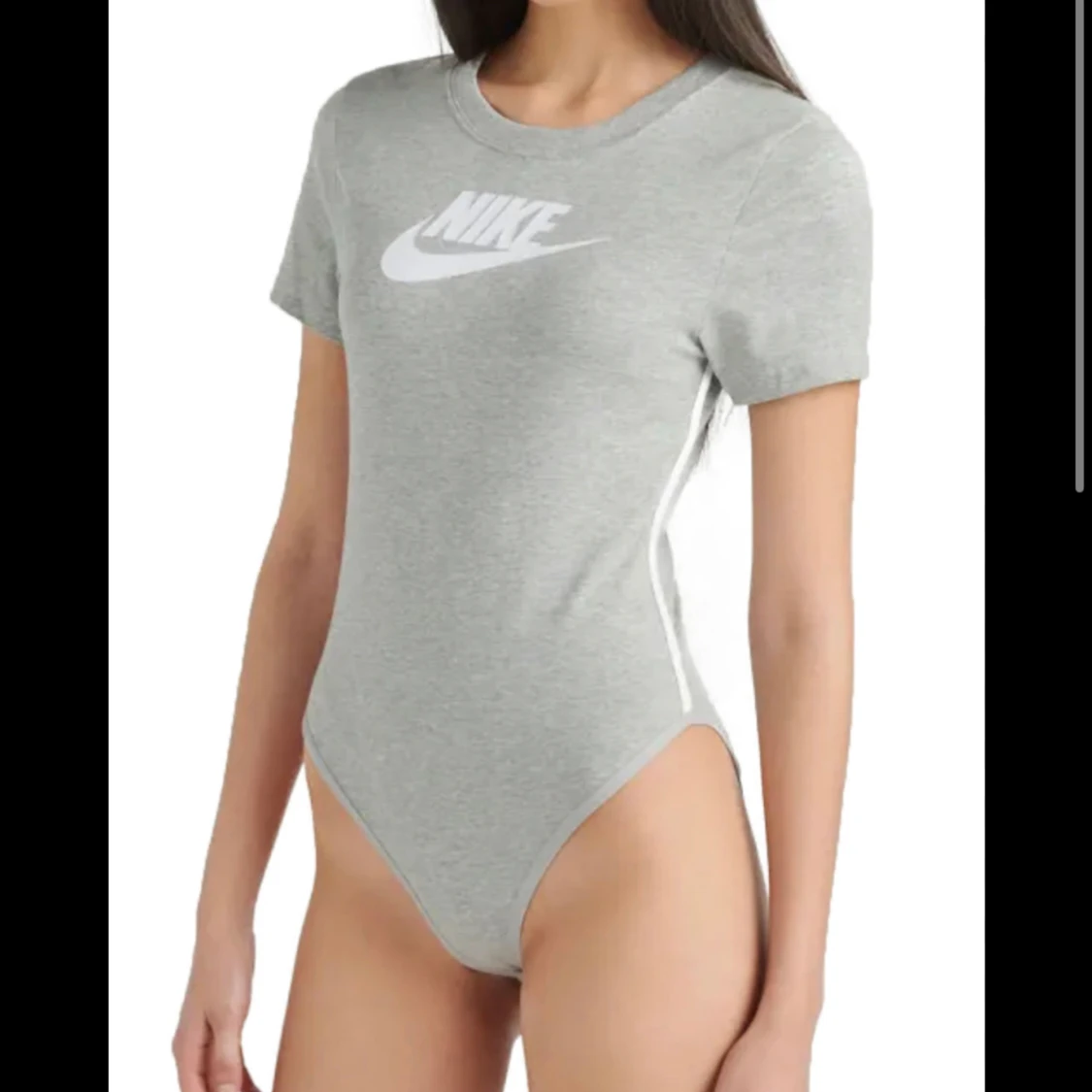 Grå NikeBody med svart text - 93