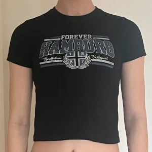 Graphic baby tee - Jättenice baby tee. Inget slitage.