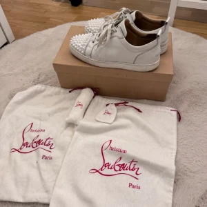 Christian louboutin  - Christian louboutin Storlek: 42 skick: 7/10. Lite flaws Og: extra nitar och snören.