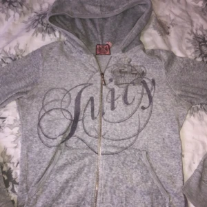 Juicy couture zip hoodie  - Köpt på sellpy för 500💞säljer den för 200 eftersom att den är ganska sliten