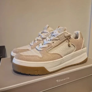 Sneakers - Nästan helt nya!