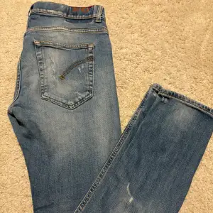 Asfeta dondup jeans i skit bra skick, slitningarna ingår i modellen. Tvär feta och har en slim passform. Skulle säga dem ungefär är som 31/32. Skriv för fler frågor!