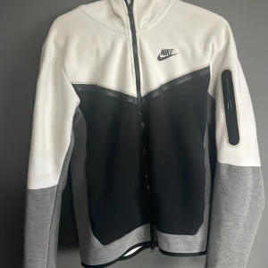 nike tech  - relativt ny nike tech, väldigt bra skick, knappast använd max 3-4 gnger. Pris kan gå ner för snabbköp. pris kan prutas ner.