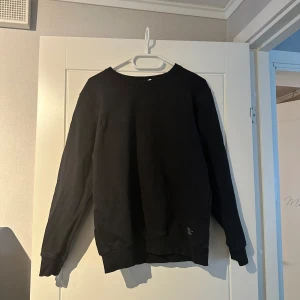 Svart sweatshirt - Säljer då jag har växt ur den men det är inget fel på den. Skick 8/10. Har en likadan grå på min profil. Skriv gärna om du har funderingar. Priser går att diskutera vid snabb affär🙂