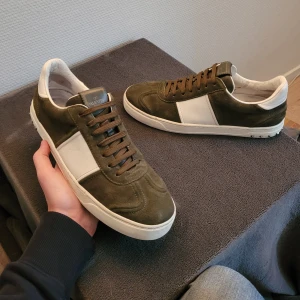 Valentino Flycrew - Extremt feta flycrews i mörkgrön! Cond 9/10, ALLA nitar kvar! Enbart skorna därav det låga priset!