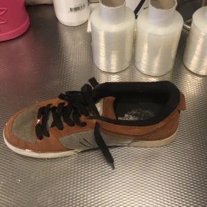Etnies skor - Perfekta för att skatea det vita är bara färg 