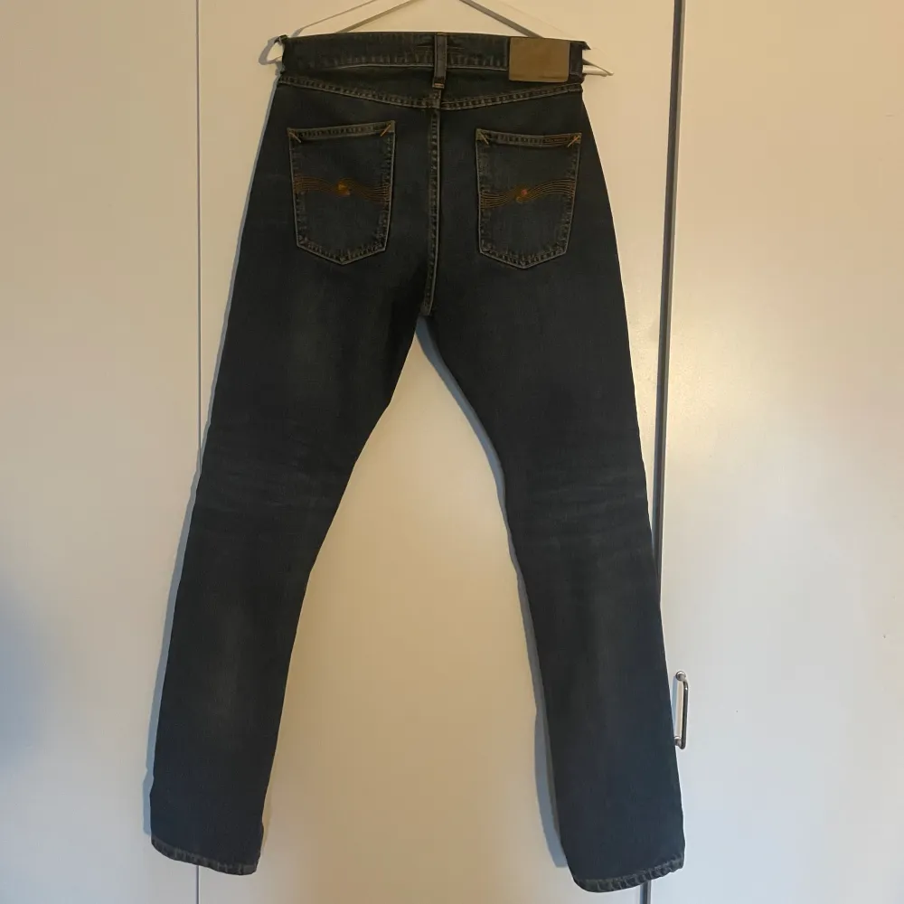 Blåa Nudie Jeans köpta i butik för 1600kr, använda några gånger. Passformen är slim/regular fit. Skick 9/10. Jeans & Byxor.