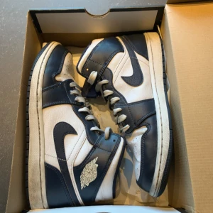 Jordan 1 - Säljer mina Jordan 1s då dem har blivit för små dem är storlek 42 undrar ni något är det bara att skriva
