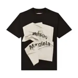 💯🎰LAIDBACK🎰💯 Jättesnygg T-shirt från maison margiela inga tags följer med storlek M/L passar båda skriv i dm om du har några frågor  Nypris runt 3000 på ett ungefär skick 10/10