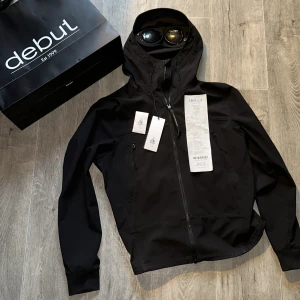 CP Company jacka - En riktigt fin CP Company jacka, inga defekter. Får med allt tillbehör, och en perfekt jacka nu till våren. Pris går att diskutera, skriv vid funderingar 💯