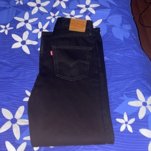 Levis 501 Straight fit - Säljer Äkta Levis som är använda 1-3 gånger. I topp skick 9.5/10 Helt rena. 26W 30L kvitto finns