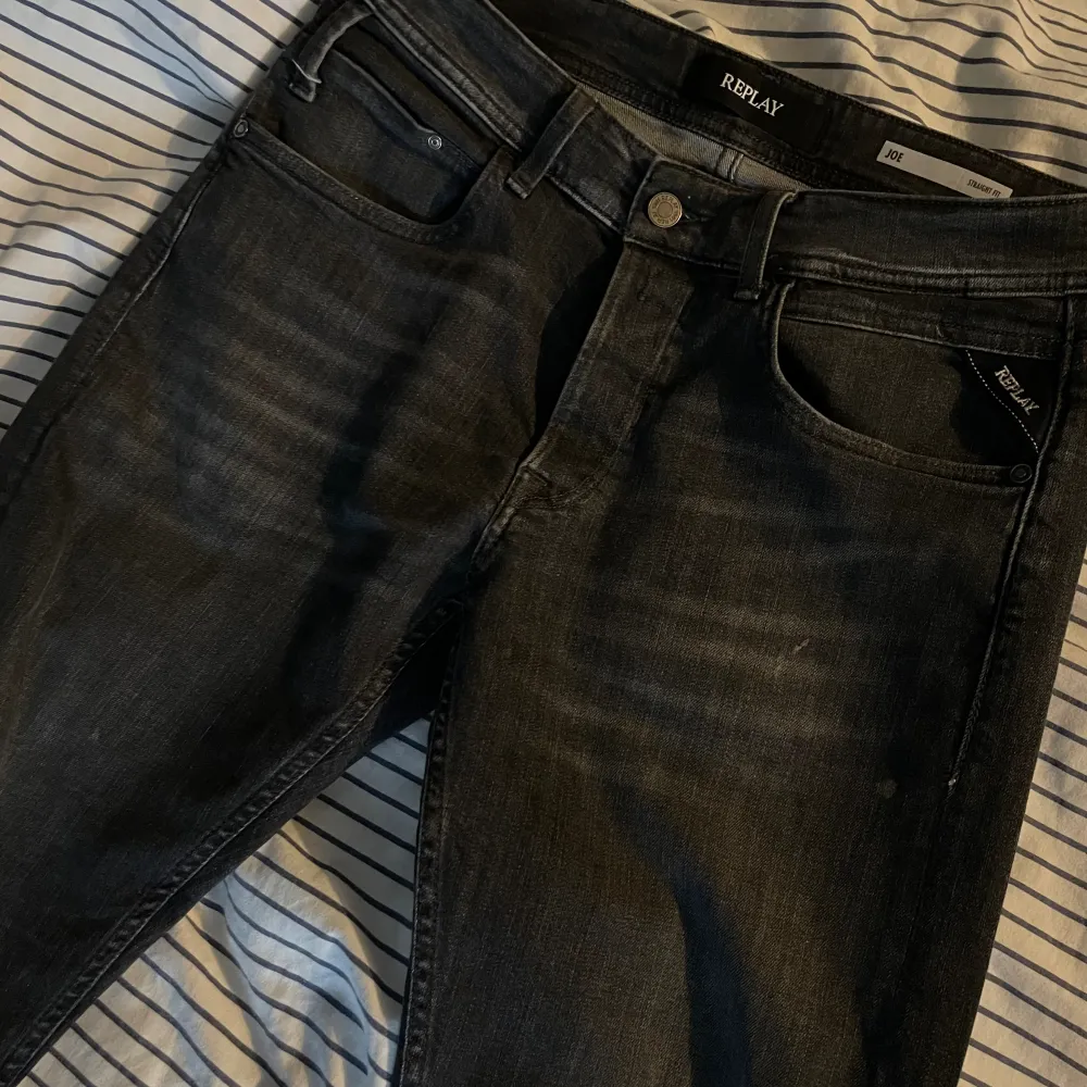Mörkgrå/svarta replay jeans. Storlek 30/32. Använd endast ett par gånger. Inga defekter. Originalpris cirka 1100kr. Passform: straight.. Jeans & Byxor.