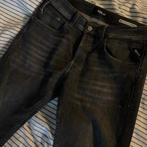 Mörkgrå/svarta replay jeans. Storlek 30/32. Använd endast ett par gånger. Inga defekter. Originalpris cirka 1100kr. Passform: straight.