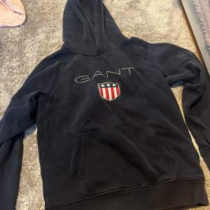  En skön hoodie som kommer från Gant säljer den för att den är för liten