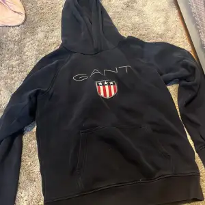 En skön hoodie som kommer från Gant säljer den för att den är för liten