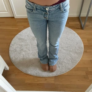 Gina young jeans - Super fina ljusblåa jeans från gina young i nyskick! Inga slitningar eller fläckar. Midjemått tvärs över: 38cm Innerbenslängd: 75cm Nypris: 350kr Kontakta mig gärna om du har funderingar!!💕
