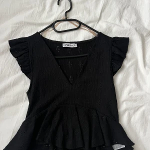 Söt topp  - Gullig. Använd kanske 3-5 ggr. Använder inte och säljer den för 50kr 