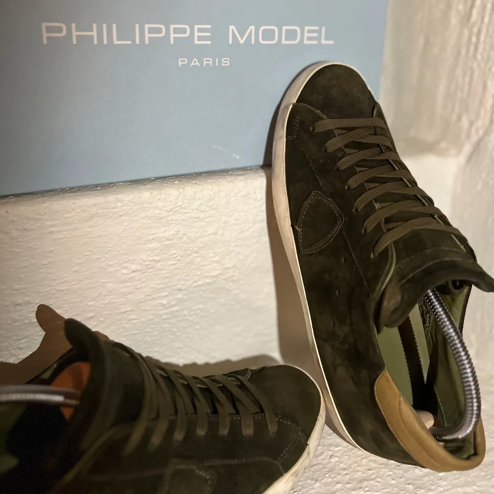 Tjena! Nu säljer vi dessa sjukt feta Philippe Model skor i super bra skick! De är knappt använda och har inte en minsta skada eller defekt, det enda som är lite smutsigt är sulan endast! Bara att höra av er vid funderingar! Priset är ej hugget i sten. Skor.
