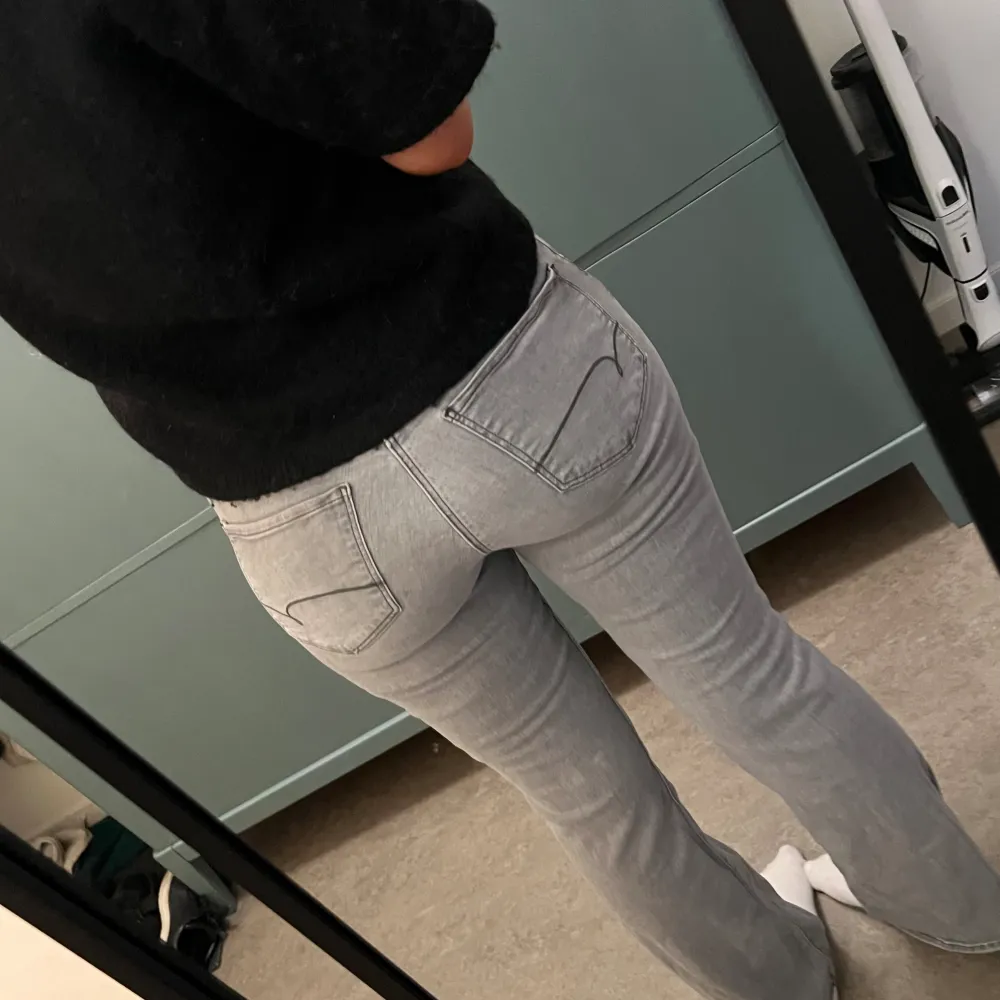Gråa Lågmidjade jeans från märket mavi.  Storlek 28/32, legat i min garderob rätt länge därav skrynkliga på sista bilden, säljer eftersom dom är preeecis för korta för mig som är 176, någon cm bara ❤️. Jeans & Byxor.