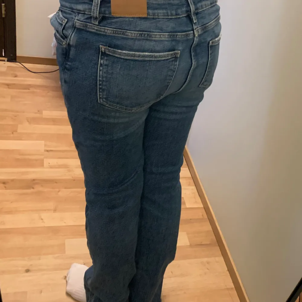 Jag älskar dessa jeans men jag säljer dem för de blivit för små. Jag har klippt dem på botten för de var för långa. Jag är 160cm för referens.💕💕. Jeans & Byxor.