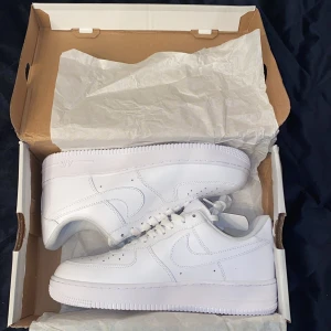 Air force 1 - Köp dig ett par vita Air force 1, ett par skor som aldrig går fel särskilt inte nu när sommaren är här!✅  Skriv i pm för frågor eller funderingar 