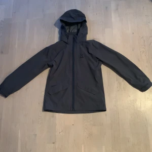 Skaljacka från Haglövs  - En grå skaljacka från Haglövs i perfekt skick   