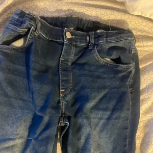 Baggy jeans H&M  - Storlek 170. Super bra skick i princip helt nya. Inte riktigt min färg/stil. Köptes för 400