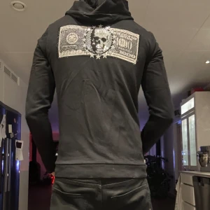 Philipp plein hoodie (m/s) - En philipp plein hoodie som funkar för de med storlek Small och medium. Coolt tryck på ryggen gjord av nitar som liknar diamanter.  Använd några gånger men är i skicket 8/10.  Köpt för 3000kr för några år sedan från deras egna hemsida. 