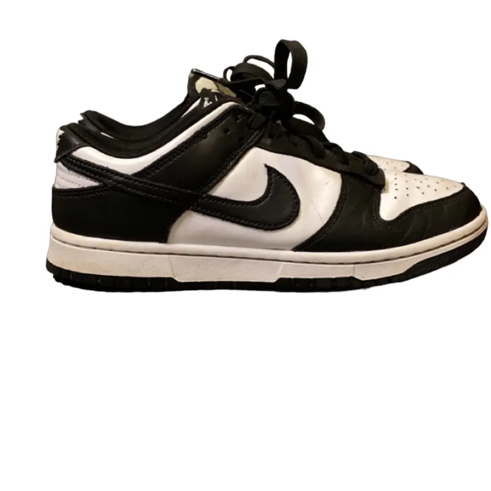 Säljer nu ett par Nike panda dunks i storlek 40  Skick: 7/10 lite repor på skorna som man ser på bilderna annars perfekt. Pris:499kr Priset går att diskuteras vid snabb affär  . Skor.