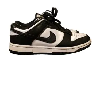 Säljer nu ett par Nike panda dunks i storlek 40  Skick: 7/10 lite repor på skorna som man ser på bilderna annars perfekt. Pris:499kr Priset går att diskuteras vid snabb affär  