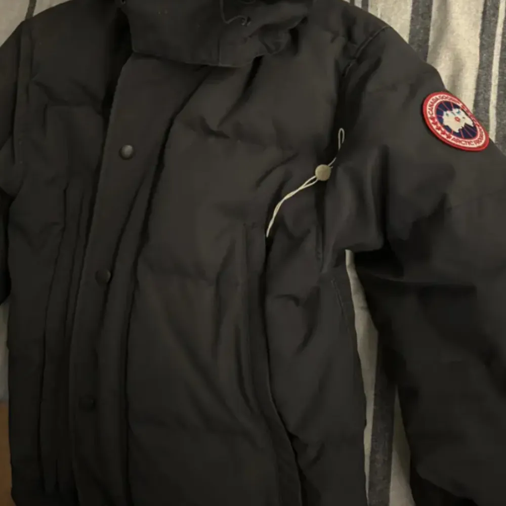 Hej säljer min brors Canada goose jacka i hur fint skick som helst. Han flyttar till varmt land så inget behov av den längre 😌💖. Jackor.