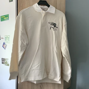 Tenniströja  - Tenniströja i perfekt skick! Aldrig använd (lapp finns kvar) men tyvärr fått väck i garderoben. Säljer då jag inte använder