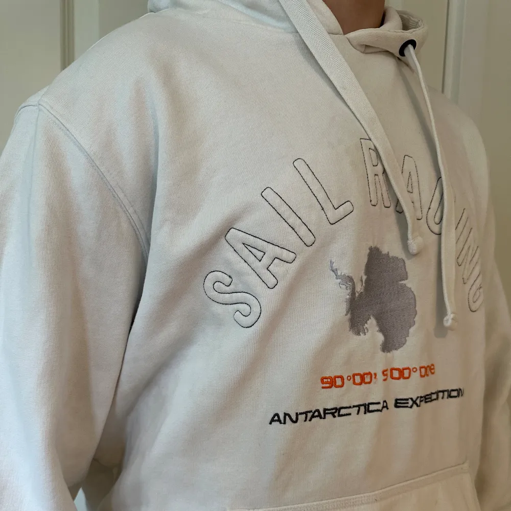 En superskönt hoodie från Sail Racing! Perfekt skick 10/10🤝🏽 Modellen på bilden har strl M och är 173 lång. Tröjor & Koftor.