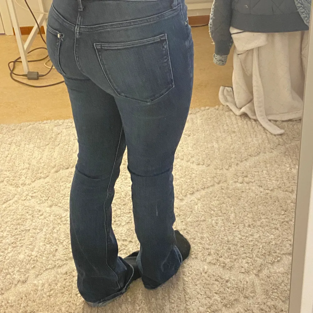 Super fina low waist Jeans i storlek 32. Vet inte märket för det är min mammas gammal. Skriv för mer bilder.. Jeans & Byxor.