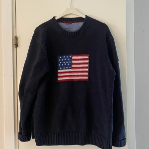 Gant stickad tröja - Stickad mörkblå tröja från Gant i storlek L. Bra begagnat skick. 