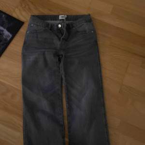 Lågmidjade jeans med fickor där bak super fina och i bra skick har bara använt de typ 2/3 gånger 