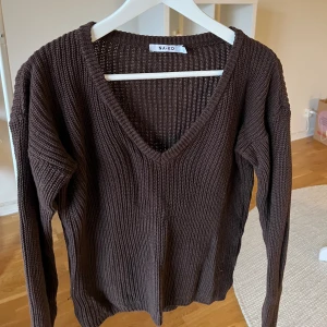 Mörkbrun stickad tröja - En basic mörkbrun stickad tröja som passar dig i storlek XS/S 🤎