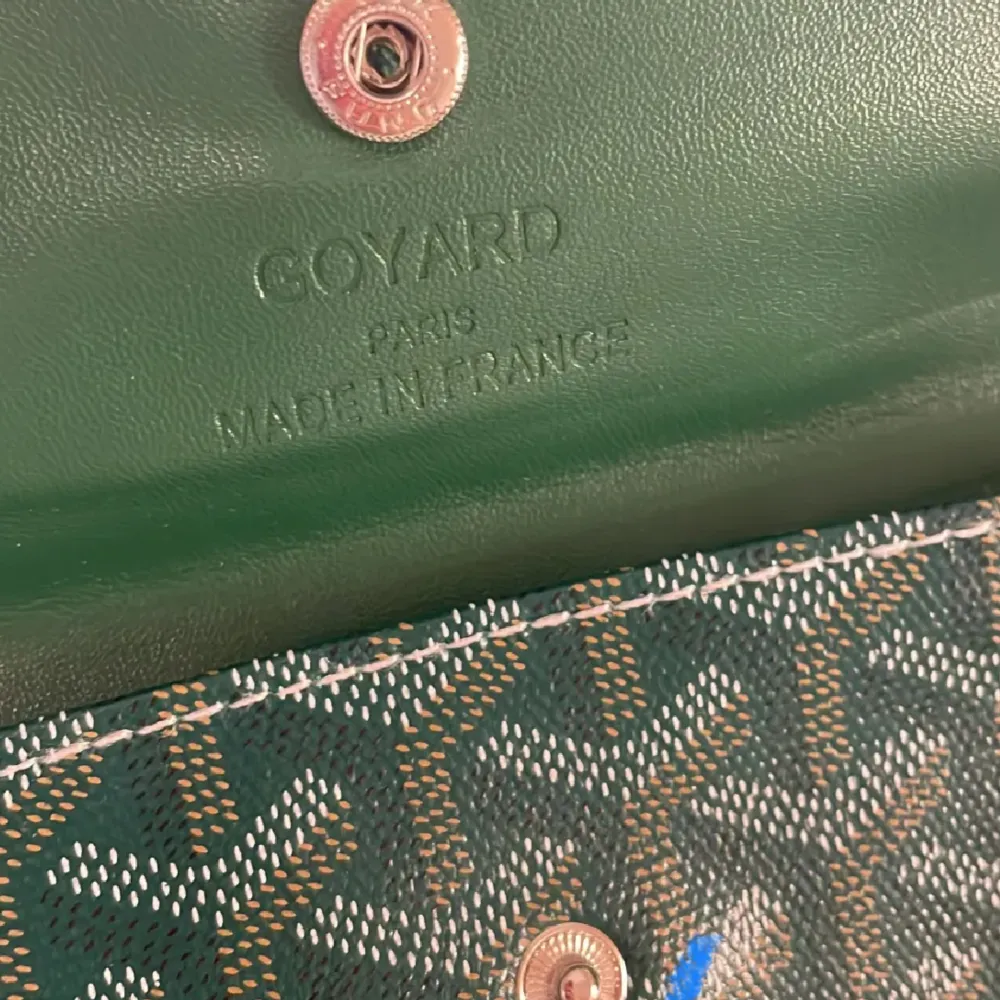 Säljer denna väskan som liknar Goyard i grön. Fink skick och är bara lite använd. Priset kan diskuteras.💕. Väskor.