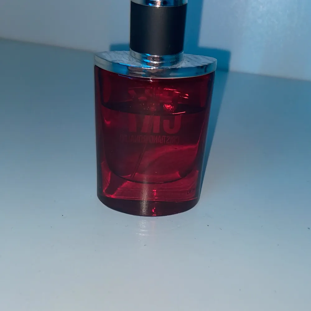 Denna parfym är typ inte använd. Den luktar gott och är ganska gammal. Accessoarer.