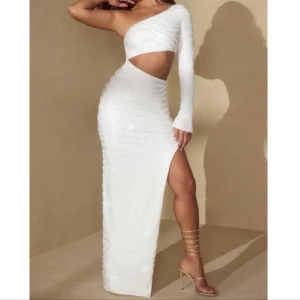 Klänning Oh Polly - Använd EN gång som balklänning. Såå snygg Maxiklänning / långklänning!  Väldigt lyxigt och rejält tyg.  Köpt på Oh Polly för 1500kr + frakt. Landade på ca 2000kr tillslut.  Sygga detaljer och hög slits 🤍