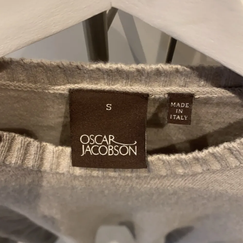 Tja säljer nu min riktigt snygga Oscar Jacobsson Kashmir tröja i storlek s, tröjan är i perfekt skick❕hör av er vid fler funderingar. Tröjor & Koftor.