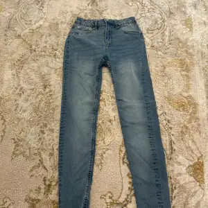 Ett annat par blåa jeans med lite ljusare nyans i storlek M. Köpta från lager 157. Jeansen är använda 3-4 gånger men är i bra skick. Original pris 200kr säljer för  100kr.
