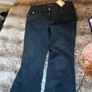 så fina jeans. passar till typ allt. superfina fickor och jättenajs färg. lågmidjade bootcut ❤️