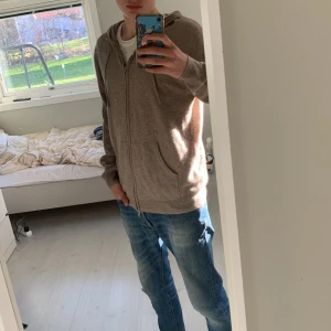 100% kashmir zip hoodie  - 100%kashmir zip hoodie från John Henric. Jättefint skick använt Max tre gånger, är ganska tunn så perfekt till sommaren, väldigt skönt material. Inte alls nopprig. Säljer på grund av att den ej kommer till användning. Skick 9,5/10. Brun/beige.