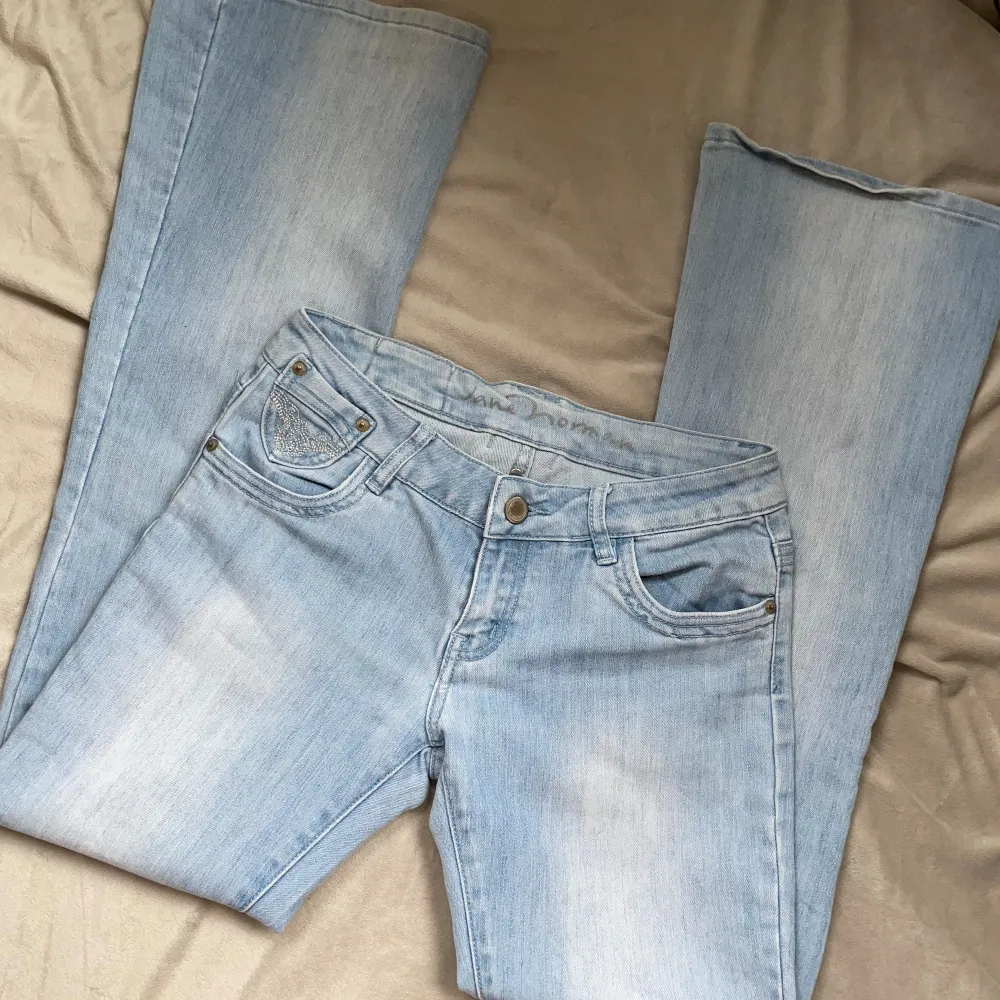 Så snygga lågmidjade Bootcut jeans med detaljer på fickorna, innerbenslängd:80 midjemått:38 x2 plus mycket stretch. Kan inte ta bilder på pga för stora. Vill du köpa trycker du på köp nu, jag postar inom 24h. Jeans & Byxor.