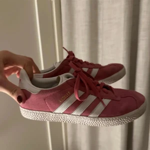 Adidas gazelle - Endast använda ett fåtal gånger då dom är lite stora till mig💕