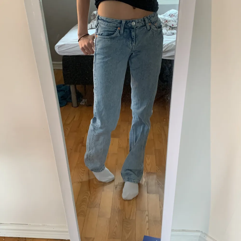 Fina straight jeans från Weekday!! Använd fåtal gånger och inga deffekter💗Jag är 167. Jeans & Byxor.