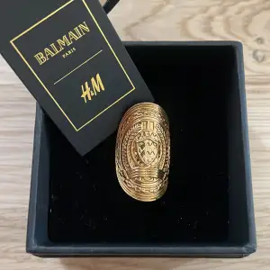 Guldfärgad ring från Balmain x H&M kollektionen. Använd fåtal gånger, därav i mycket bra skick. Kommer i sin låda.