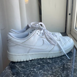 Nike dunks - Vita Nike low dunks i storlek 39.  Sparsamt använda och i väldigt fint skick🤍🤍🤍 